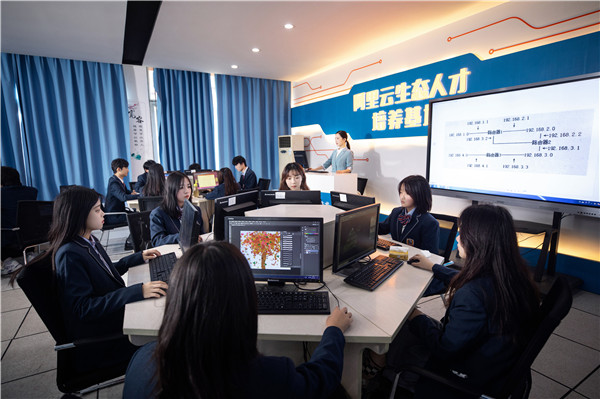 计算机技术好学吗？初中毕业可以学数字文化创意软件开发吗？